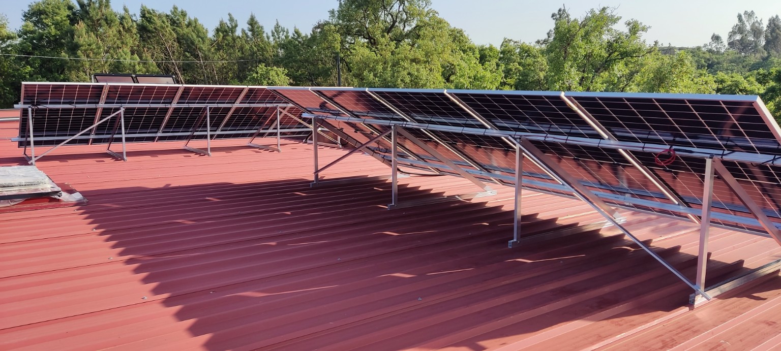 Painéis fotovoltaicos instalados em telhado